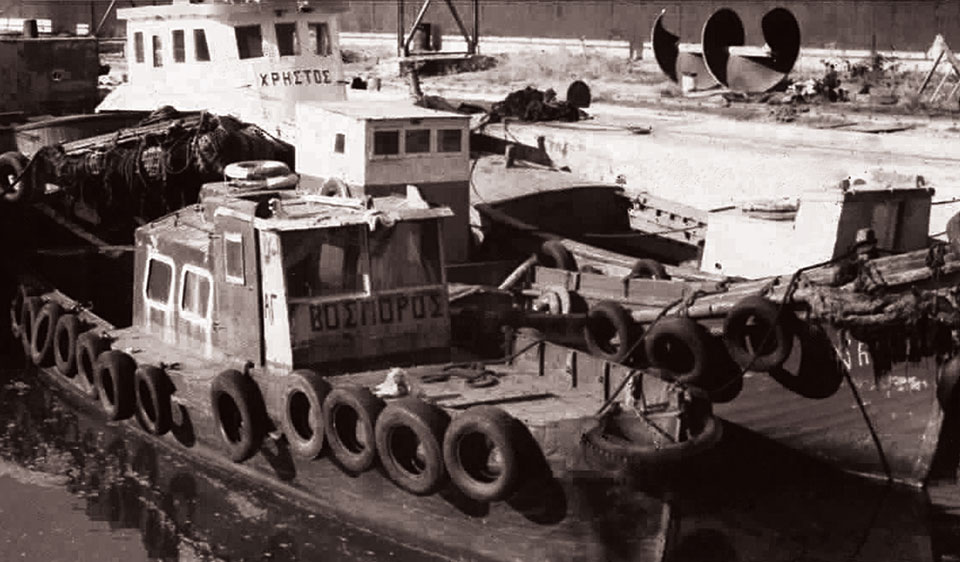 Old photograph with the boat Vosporos at the early moments of Spanopoulos shipyard