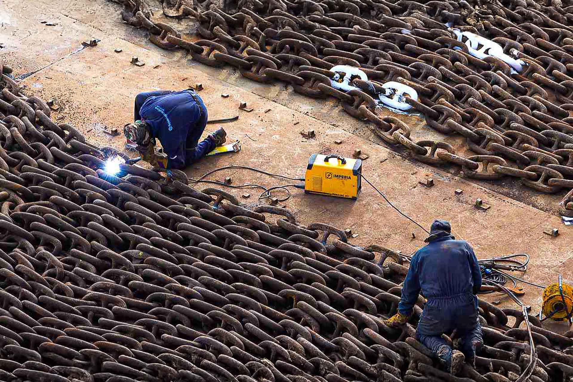 Slideshow - Our People 1 - Workers welding huge chains